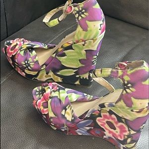 NINE WEST ADORABLE FLORAL WEDGES Sz 5